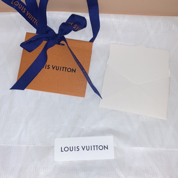 Louis Vuitton box with a gift envelope - Picture 6 of 8
